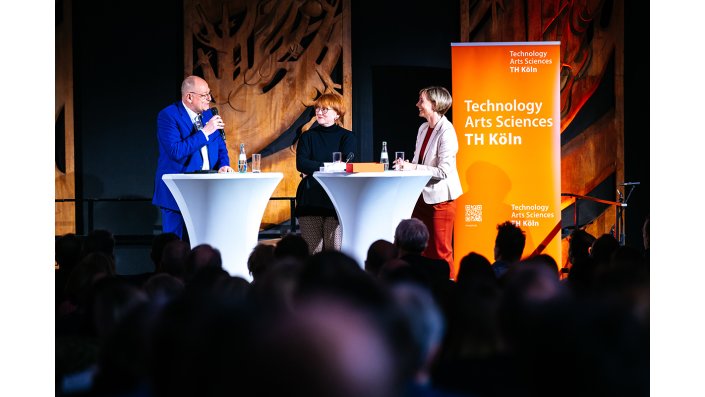 Dr. Birgit Szczyrba (Mitte) interviewt Prof. Dr. Sylvia Heuchemer (rechts) und Prof. Dr. Stefan Herzig auf der Bühne.