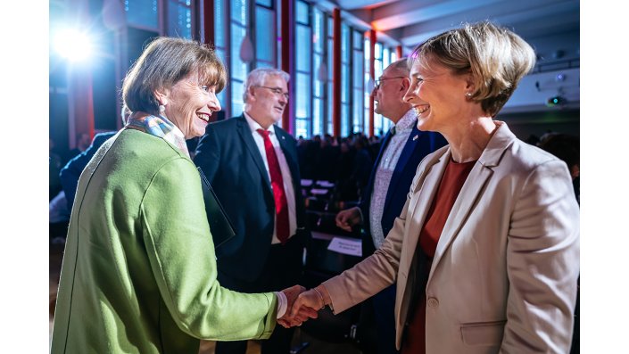 Oberbürgermeisterin Reker und Prof. Dr. Sylvia Heuchemer.