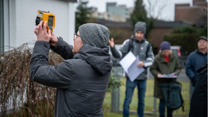 Bei einem Thermografie-Spaziergang durch Neubrück wurden von den Teilnehmer*innen vorgeschlagene Gebäude abgelaufen und Wärmeverluste an Fassaden mithilfe einer Spezialkamera aufgedeckt.