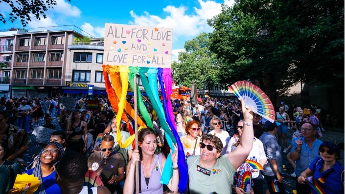 feiernde Menschen beim CSD