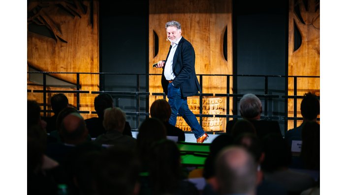 Prof. Dr. Wim H. Gijselaers steht auf der Bühne und spricht zum Publikum.