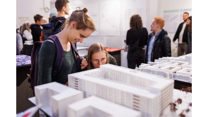 Beuscher*innen der Masterschau Architektur 2024 im Forum der Stiftung für Kunst und Baukultur Britta und Ulrich Findeisen 