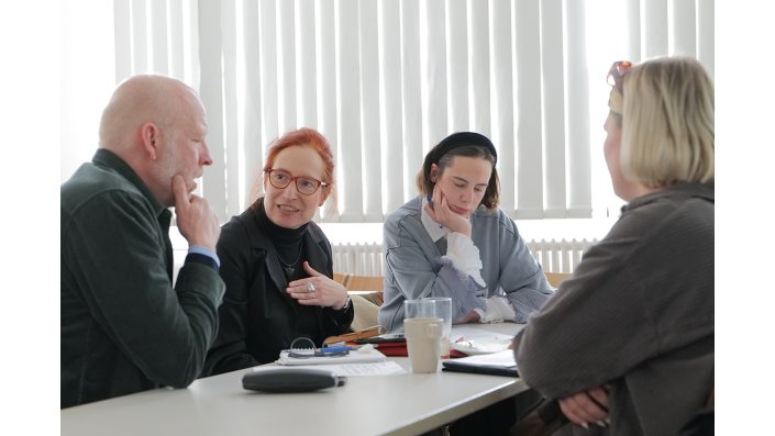 Teilnehmende der Kleingruppe diskutieren über das Praxisprojekt und die Ergebnisse der Evaluation.