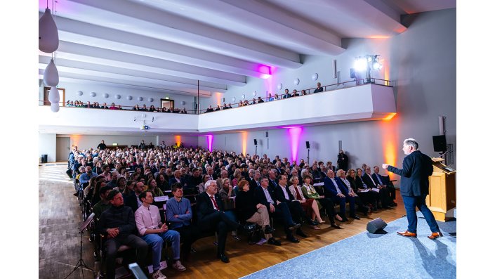 Prof. Dr. Wim H. Gijselaers steht auf der Bühne und spricht zum Publikum.