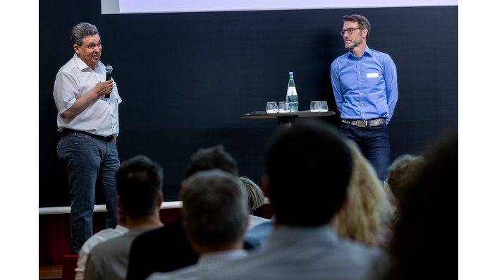 Prof. Dr. Mohieddine Jelali und Prof. Dr. Lars Rinsdorf tauschten sich auf der Bühne aus.