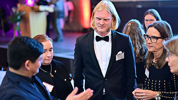 Studierende im Gespräch mit Förderinnen und Förderern während des Meet and Greet. (Bild: Costa Belibasakis / TH Köln)