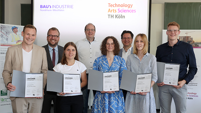 Die Absolventinnen und Absolventen sowie die Prfessoren v. l.Ben Schönenberg, Prof. Dr. Gunnar Lühr, Janina Breuer, Sascha Wiehager (BWI-Bau), Marie Owsianski, Michael Rohr (Bauindustrieverband), Hella Connemann, Gerrit Nießen. Die Absolventinnen und Absolventen sowie die Prfessoren v. l.Ben Schönenberg, Prof. Dr. Gunnar Lühr, Janina Breuer, Sascha Wiehager (BWI-Bau), Marie Owsianski, Michael Rohr (Bauindustrieverband), Hella Connemann, Gerrit Nießen.