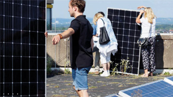 Menschen auf Dach mit Solarpenels (Bild: Team Solarstecker)