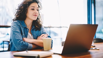 Frau vor einem Laptop (Bild: Adobe Stock / BullRun)