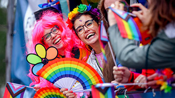 Auf dem CSD-Wagen der Hochschulen feiernde Personen. (Bild: Thilo Schmülgen/TH Köln) Auf dem CSD-Wagen der Hochschulen feiernde Personen. (Bild: Thilo Schmülgen/TH Köln)