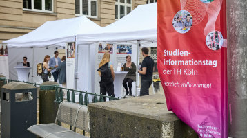 Infobörsen an verschiedenen Standorten 1/4: Hier konnten sich unsere Besucher*innen mit Fakultätsvertreter*innen oder externen Aussteller*innen rund um das Thema Studium oder zu einzelnen Studiengängen austauschen. (Campus Südstadt) Spannende Infobörsen an verschiedenen Standorten 1/4: Hier konnten sich unsere Besucher*innen mit Fakultätsvertreter*innen oder externen Aussteller*innen rund um das Thema Studium oder zu einzelnen Studiengängen austauschen. (Campus Südstadt) Spannende