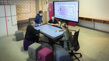 Studierende am Gruppenarbeitsplatz mit Multitouchdisplays (Bild: Heike Fischer / TH Köln)