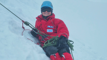 Lea Buse vor Schneefeld (Bild: Lasse Urban)