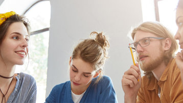 Studierende sitzen zusammen (Bild: wayhome.studio Adobe Stock)