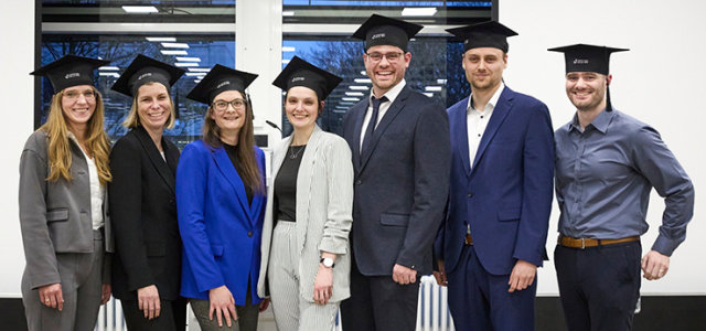 Die ersten Absolvent*innen des PK NRW, die während den Feierlichkeiten geehrt wurden. (Bild:Heike Fischer, Köln)