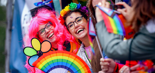 Auf dem CSD-Wagen der Hochschulen feiernde Personen. (Bild:Thilo Schmülgen/TH Köln)