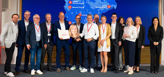 V.l.n.r.:Marius Rosenberg (Start2 Group), Heinz Möllenkamp (Heinrich-Heine-Universität Düsseldorf), Prof. Dr. Rainer Minz (Universität zu Köln), Prof. Dr. Kai Thürbach (TH Köln), Dr. Tim Hiddeman (Gateway Factory), Tanja Zirnstein (Bild; Gateway Factory), Prof. Dr. Matthias Notz (Start2 Group), Prof. Dr. Malte Brettel (RWTH Aachen), Roland Oetker (Heinrich-Heine-Universität Düsseldorf), Dr. Andrea Greven (RWTH Aachen), Prof. Dr. Michael Riesener (RWTH Aachen), Petra Schadeberg-Herrmann (Gateway Factory), Prof. Dr. Eva Lutz (Heinrich-Heine-Universität Düsseldorf), Prof. Dr. Steffi Haag (Heinrich-Heine-Universität Düsseldorf), Katherina Reiche (Bundesministerium für Wirtschaft und Energie). (Bild: Dominik Butzmann/Bundeswirtschaftsministerium) (Bild:Dominik Butzmann/Bundeswirtschaftsministerium)