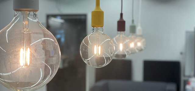 Glühbirnen im Gateway StartupSpace Deutz. (Bild:TH Köln)