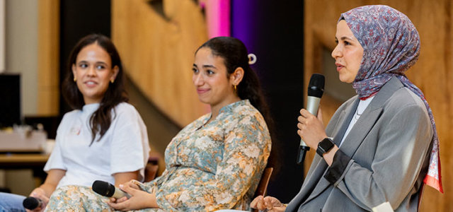 Die geförderten Talente Layla Iman Oufkir, Sümeyya Kaplan und Maryam Fraiji. (Bild:Michael Bause / TH Köln)