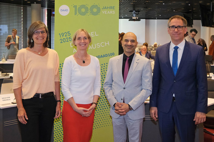 DAAD-Vizepräsidenten Muriel Helbig, DAAD-Vorständin Sylvia Heuchemer, DAAD-Präsident Joybrato Mukherjee, DAAD-Generalsekretär Kai Sicks (v.l.n.r.) DAAD-Vizepräsidenten Muriel Helbig, DAAD-Vorständin Sylvia Heuchemer, DAAD-Präsident Joybrato Mukherjee, DAAD-Generalsekretär Kai Sicks (v.l.n.r.)