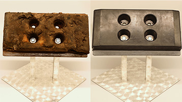 Gummi-Metall-Verbund einer gummierten Bodenplatte am Ende seiner Lebensdauer (links) und eine gummierte Bodenplatte mit erneuertem Gummi auf einer gebrauchten Stahlplatte.  (Bild: GUMA-TECH GmbH)