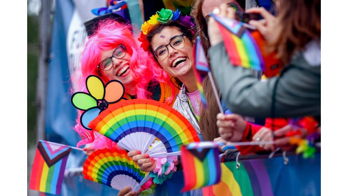 Auf dem CSD-Wagen der Hochschulen feiernde Personen.