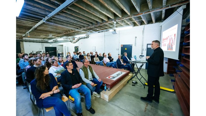 Teilnehmende während der Feierstunde. 