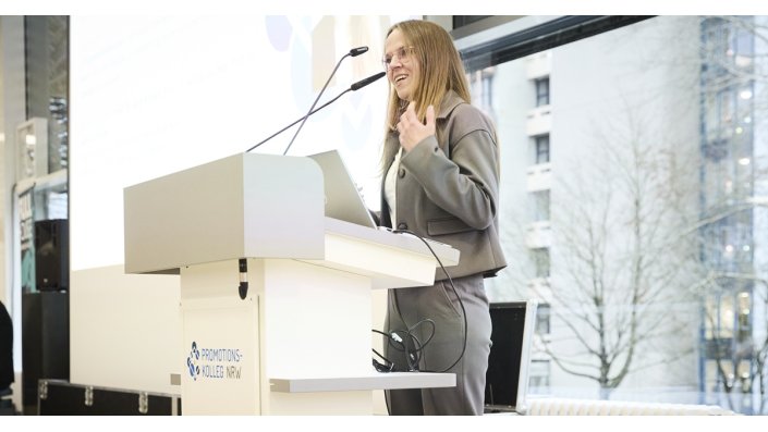 Dr. Ana Kirschbaum befasste sich mit der Gruppeninteraktionen im öffentlichen Raum mittels sozial interaktiver Agenten.