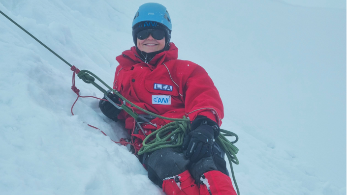 Lea Buse vor Schneefeld