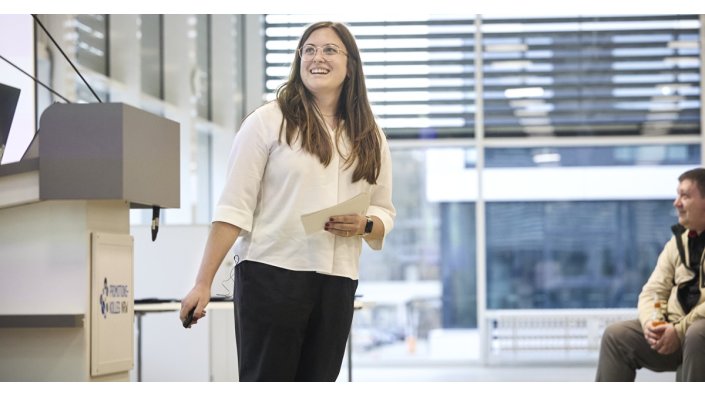 Dr. Eva-Maria Grommes blickte in einem Science Slam auf ihre Promotionszeit zurück.