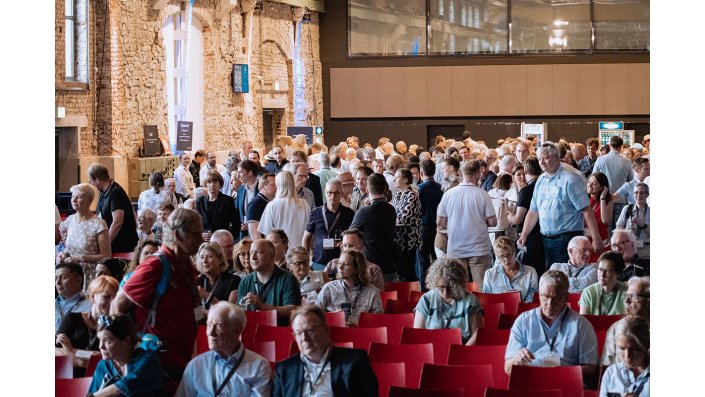 Besucher*innen in der Halle 32