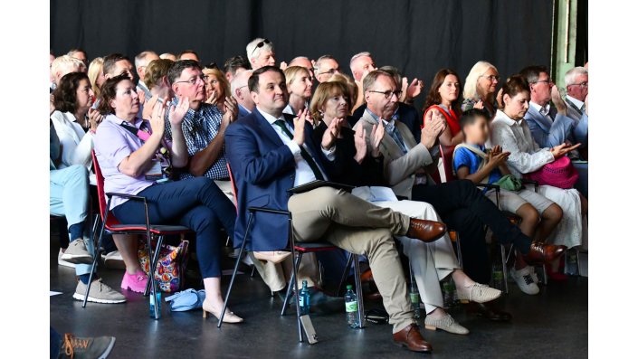 Publikum des Langen Tages der Region. Zu sehen sind Nathaniel Liminski, Henriette Reker und Jochen Hagt (v.l.n.r.) Im Hintergrund sitzt Prof. Dr. Sylvia Heuchemer, Präsidentin der TH Köln.