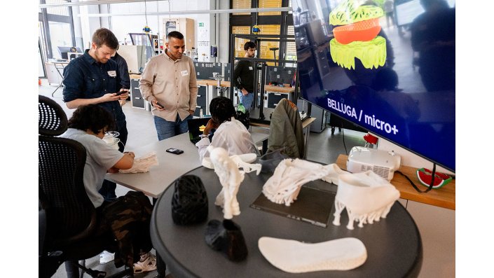 Maschinen und mit Materialien des MakerSpace