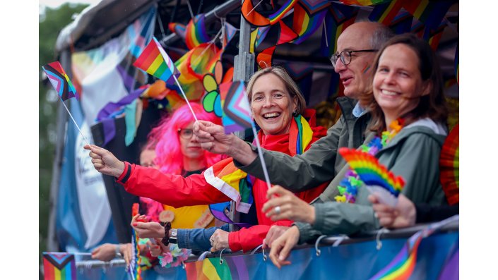 Auf dem CSD-Wagen der Hochschulen feiernde Personen. Im Bild Prof. Dr. Sylvia Heuchemer.