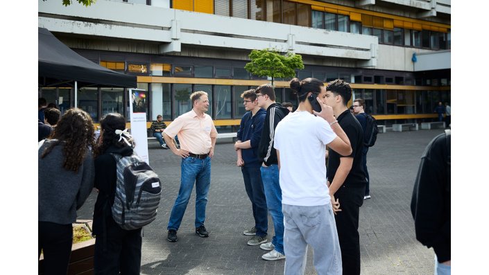 Persönlich ins Gespräch kommen: Direkter Austausch mit Lehrenden und Studierenden am Campus.