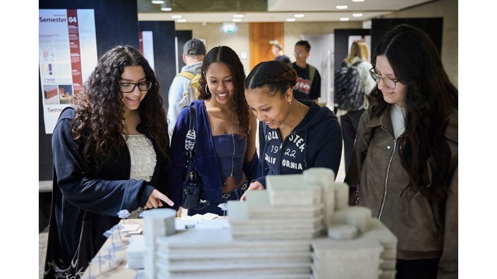 Spannende Ausstellungen diverser Studiengänge: Der Studiengang Architektur präsentierte beim Infotag anschauliche Modelle und gab so einen direkten Einblick in Projekte und Arbeitsweisen im Studium.