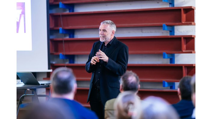 Prof. Dr. Wolfram Kuhlmann begrüßt die Gäste.