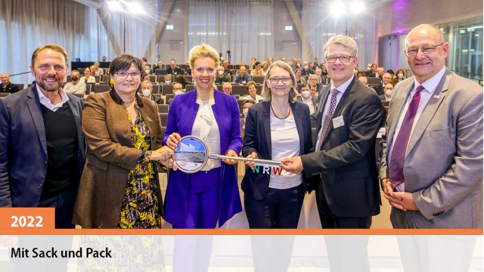 Symbolische Schlüsselübergabe mit OB Uwe Richrath, Gabriele Willems vom BLB, Ministerin Ina Brandes sowie Dr. Ursula Löffler, Prof. Dr. Matthias Hochgürtel und Prof. Dr. Stefan Herzig von der TH Köln (v.l.).