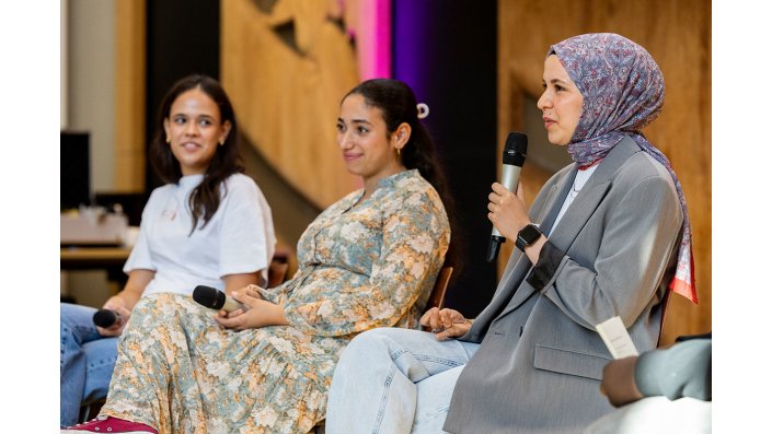 Die geförderten Talente Layla Iman Oufkir, Sümeyya Kaplan und Maryam Fraiji.
