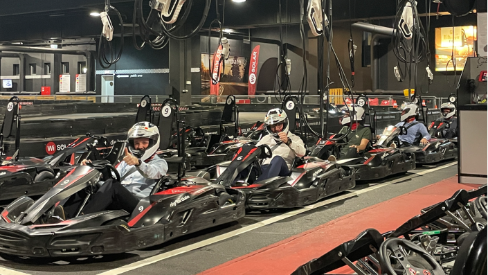 Menschen in Karts