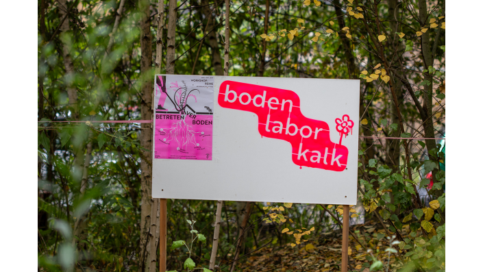 Auszug aus der Arbeit von  Lucy Allen. Ein Schild, auf dem "Boden Labor Kalk" steht 