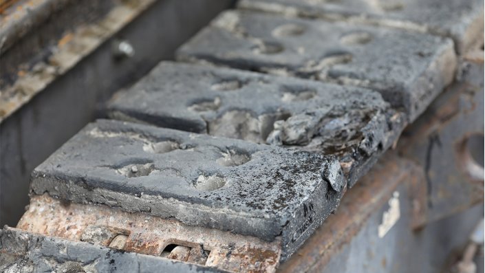 Gummierte Bodenplatten (mit Abnutzungserscheinungen), wie sie bei den Ketten von Straßenfertigern zum Einsatz kommen. 