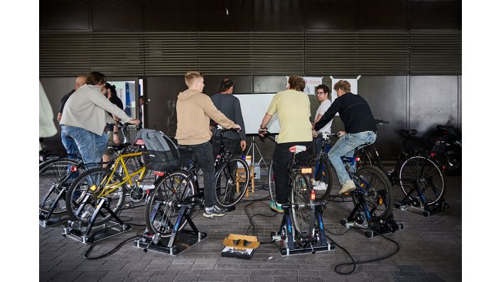 Studium zum Anfassen - Mitmachaktion: Beim Fahrradkino der Fakultät für Informations-, Medien- und Elektrotechnik brachten unsere Besucher den Film durch kräftiges Strampeln selbst zum Laufen (Campus Deutz).