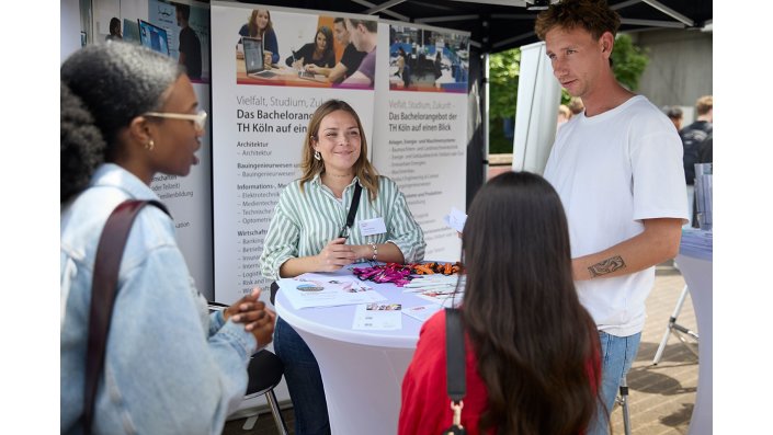 Infobörsen an verschiedenen Standorten 4/4: Hier konnten sich unsere Besucher*innen mit Fakultätsvertreter*innen oder externen Aussteller*innen rund um das Thema Studium oder zu einzelnen Studiengängen austauschen. (Campus Deutz)