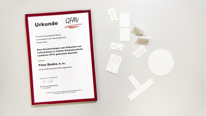 Urkunde und Teile aus dem 3D-Drucker