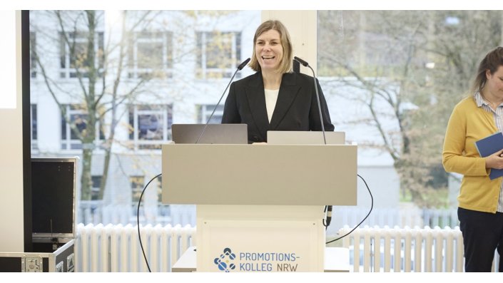 Dr. Vanessa Mai schrieb ihre Promotion zur Beziehungsgestaltung im KI-basierten Mensch-Maschine-Coaching.