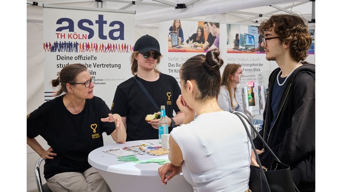 Infobörsen an verschiedenen Standorten 2/4: Hier konnten sich unsere Besucher*innen mit Fakultätsvertreter*innen oder externen Aussteller*innen rund um das Thema Studium oder zu einzelnen Studiengängen austauschen.