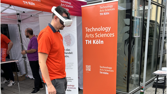 Mann mit VR-Brille