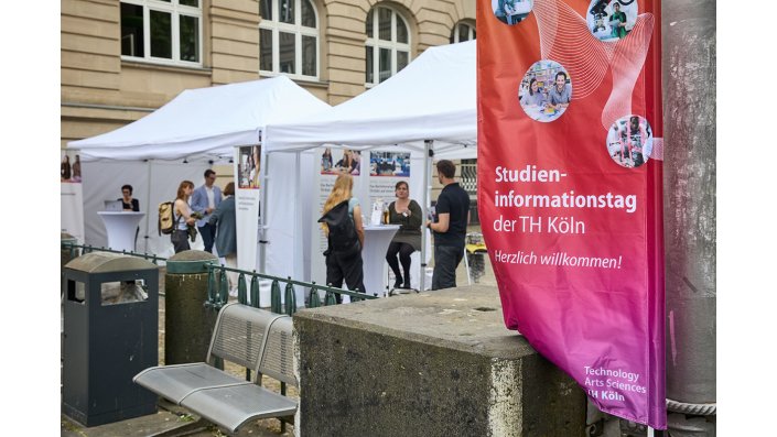 Infobörsen an verschiedenen Standorten 1/4: Hier konnten sich unsere Besucher*innen mit Fakultätsvertreter*innen oder externen Aussteller*innen rund um das Thema Studium oder zu einzelnen Studiengängen austauschen. (Campus Südstadt) Spannende