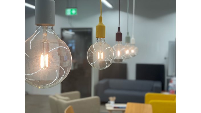 Glühbirnen im Gateway StartupSpace Deutz.